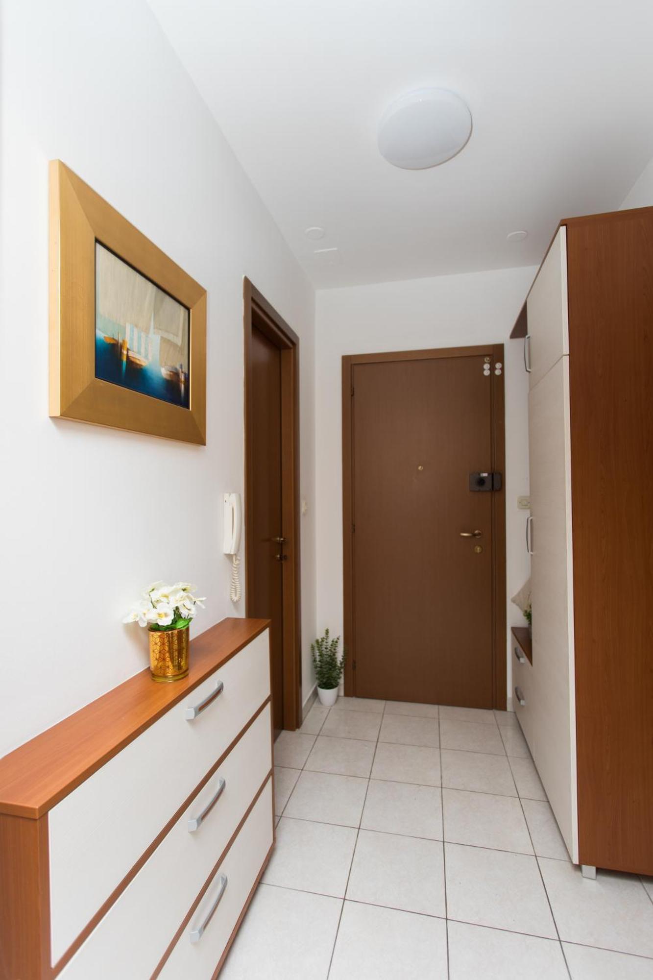 Apartment Family With Private Garage Split