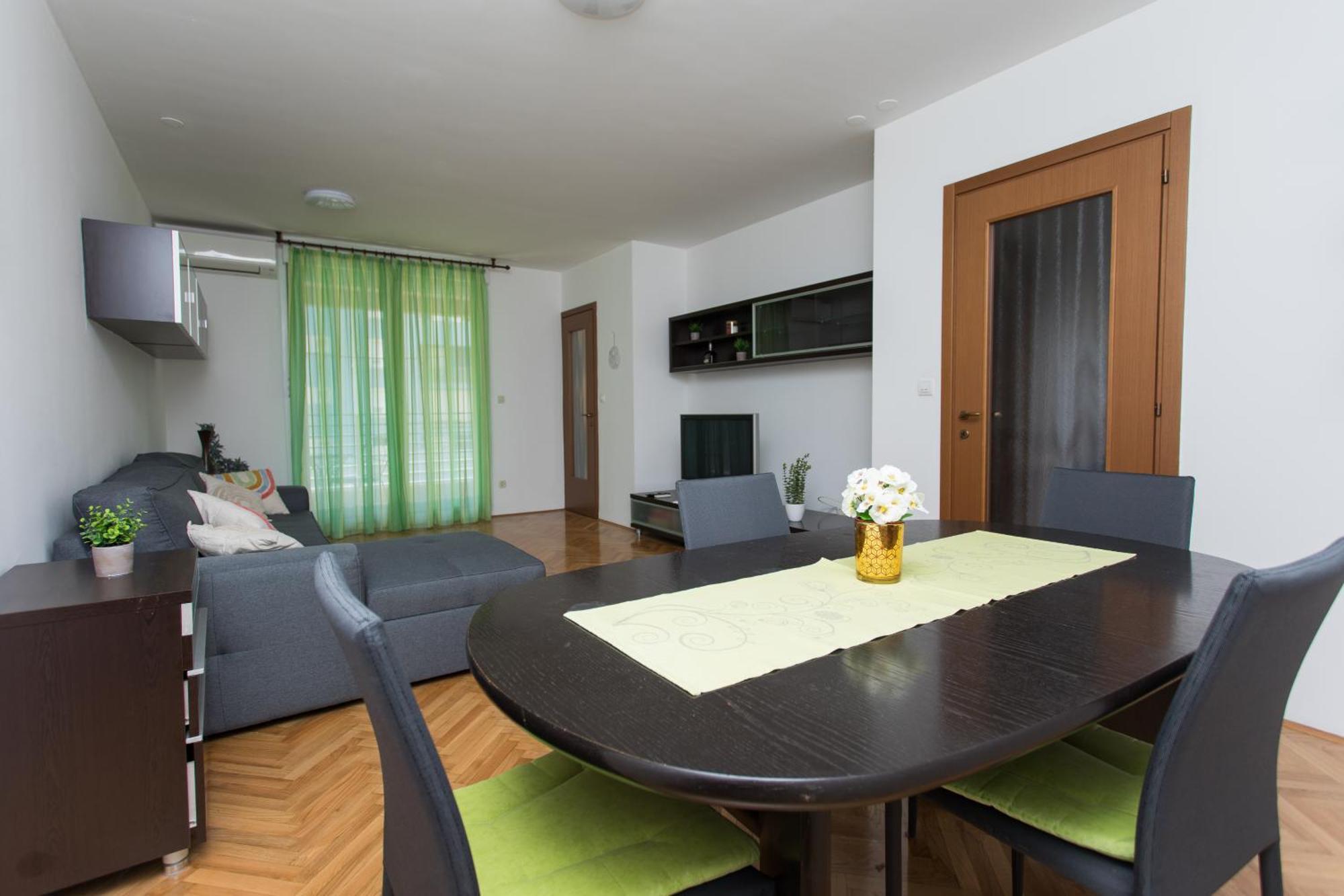 Family With Private Garage * Split