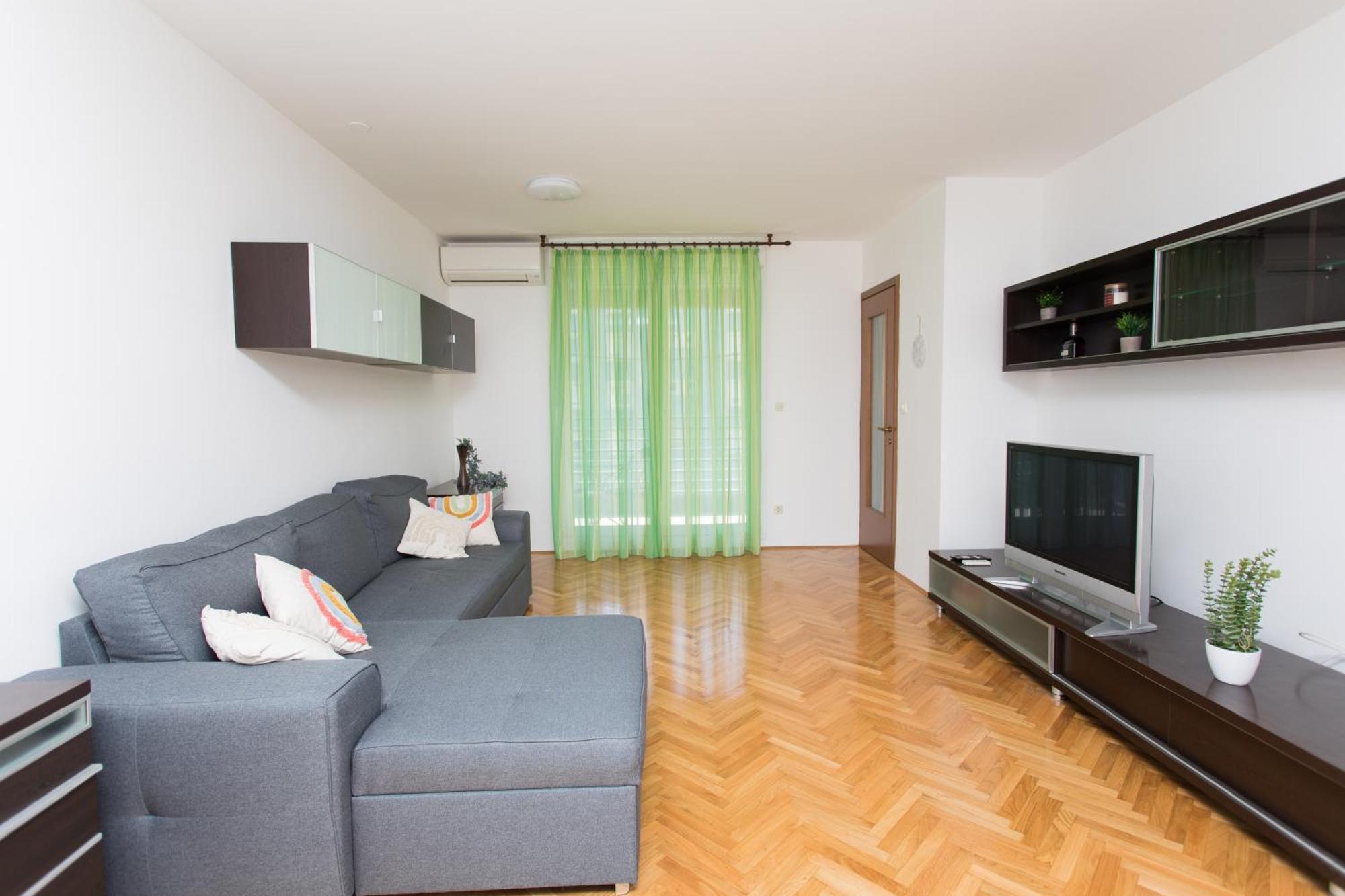 Apartment Family With Private Garage *