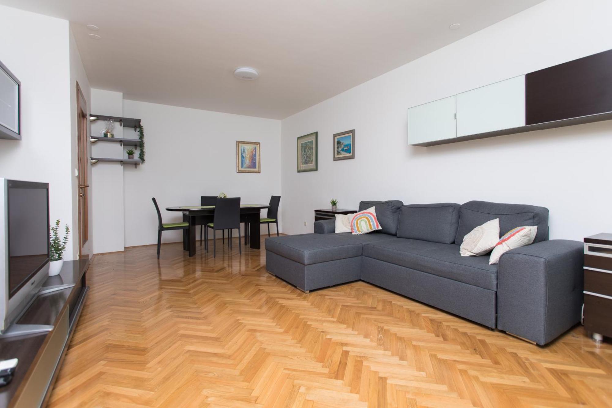 Apartment Family With Private Garage *